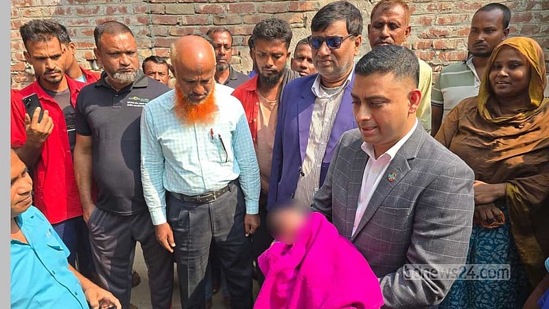 বাঁশ বাগানে কান্নার শব্দ পেয়ে নবজাতক উদ্ধার, সন্তান রেখে উধাও ‘পাগলি’