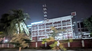 এবার বেতার ভবনের সামনে হাতবোমা বিস্ফোরণ