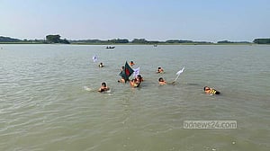 নদী সাঁতরে বরিশাল পৌঁছল ‘ভোলা টু সেতু ভবন’ লংমার্চ, অসুস্থ ১