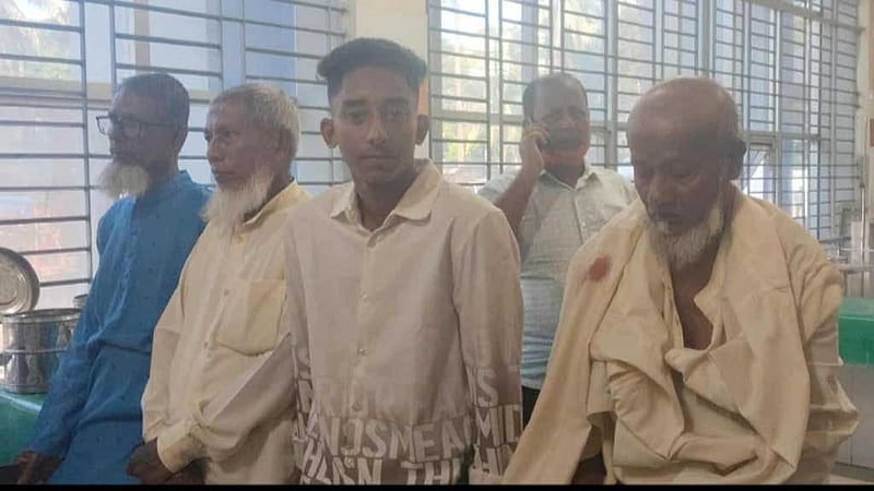 ভোলার মেঘনায় বালু উত্তোলনে বাধা দেওয়ায় গুলি, আহত ৩