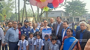 স্কুল ফিডিংয়ের ‘খাবারে অসুস্থতা’: চাঁপাইনবাবগঞ্জ ও মাদারীপুরে তদন্ত কমিটি