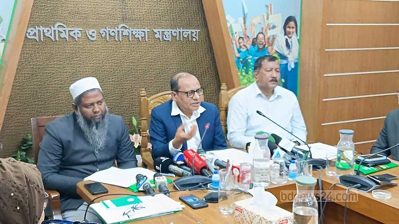 আন্দোলনরতদের ওপর সাউন্ড গ্রেনেড: উপদেষ্টা দায় দিলেন শিক্ষক নেতাদের