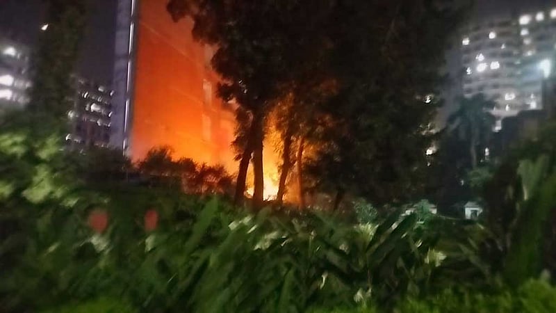 ঢাকা বিশ্ববিদ্যালয়ের বিজয় একাত্তর হলের দোকানের আগুন নিভেছে