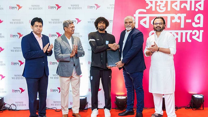 বিকাশের ‘ব্র্যান্ড অ্যাম্বাসেডর’ হামজা চৌধুরী