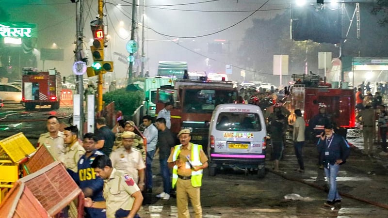 লাল কেল্লার কাছে হুন্ডাই আই২০ গাড়িতে বিস্ফোরণ, আত্মঘাতী হামলা?