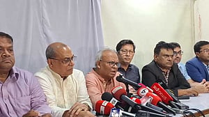 হাসপাতালে খালেদা: বিএনপির ‘বিজয় মশাল রোড শো’ স্থগিত