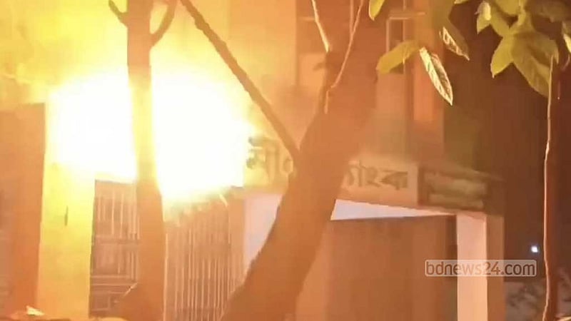 বগুড়ায় রাতের আঁধারে গ্রামীণ ব্যাংকে আগুন