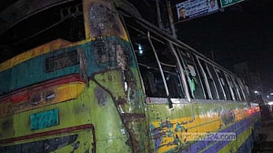 ধামরাইয়ে সড়কের পাশে রাখা বাসে আগুন