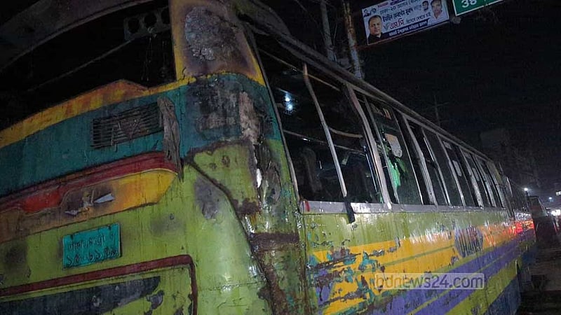 ধামরাইয়ে সড়কের পাশে রাখা বাসে আগুন