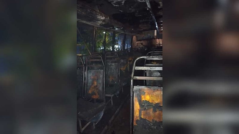বেড়িবাঁধে বাসে ‘আগুন দিয়ে পালানোর সময়’ নদীতে পড়ে একজনের মৃত্যু
