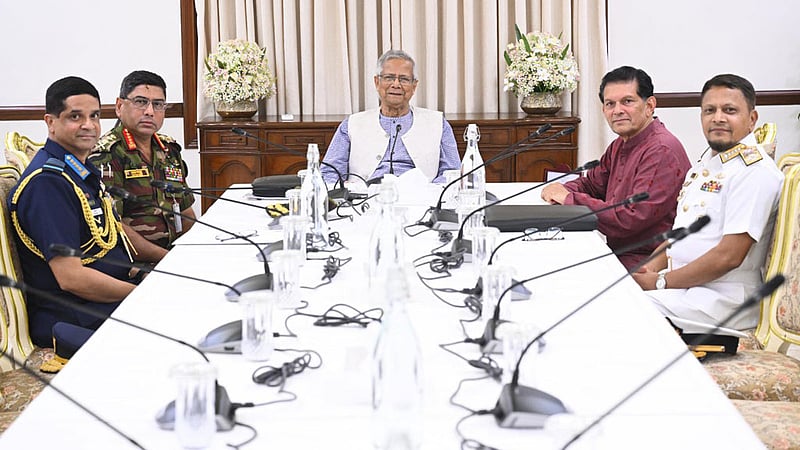 প্রধান উপদেষ্টার সঙ্গে তিন বাহিনী প্রধানের সাক্ষাৎ, নির্বাচনের প্রস্তুতি নিয়ে আলোচনা