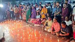 মোমবাতি জ্বালিয়ে 'পুলিশের হামলার' প্রতিবাদ প্রাথমিক শিক্ষকদের