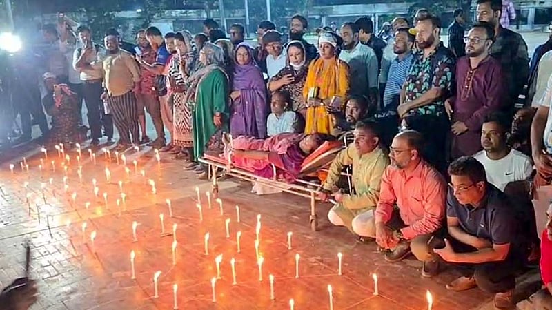 মোমবাতি জ্বালিয়ে 'পুলিশের হামলার' প্রতিবাদ প্রাথমিক শিক্ষকদের