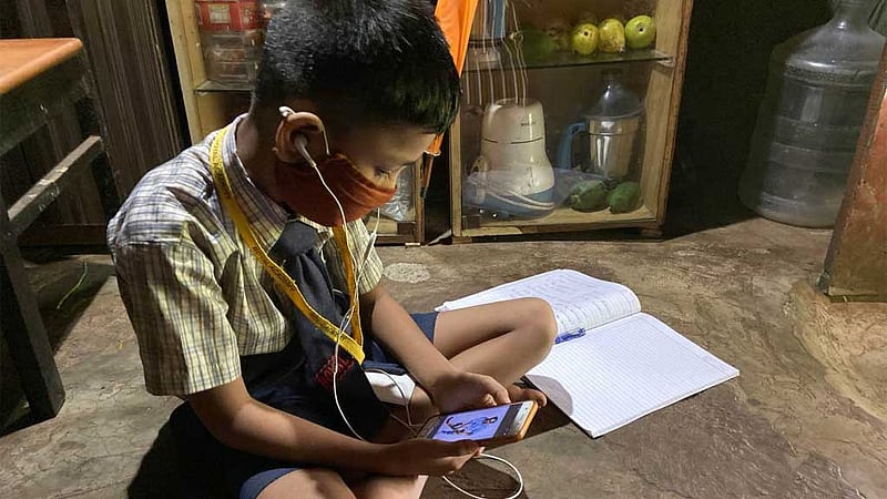 সন্তানের মোবাইল ফোনে আসক্তি কমাবেন যেভাবে
