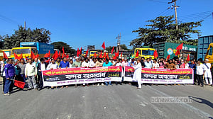 চট্টগ্রাম বন্দরের প্রবেশপথে স্কপের অবরোধ