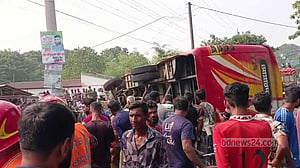 চুয়াডাঙ্গায় বাসের ধাক্কায় ভ্যানযাত্রী নারীর মৃত্যু, আহত ২