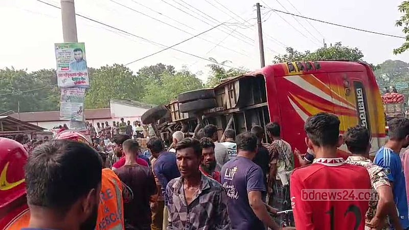 চুয়াডাঙ্গায় বাসের ধাক্কায় ভ্যানযাত্রী নারীর মৃত্যু, আহত ২