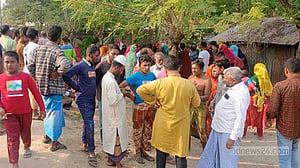 চুয়াডাঙ্গায় বাইকের নিয়ন্ত্রণ হারিয়ে গাছের সঙ্গে ধাক্কা, প্রাণ গেল ২ বন্ধুর