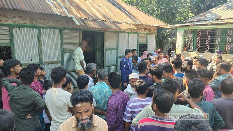 কুমিল্লায় ‘মাদক কারবারে’ বাধা দেয়ায় মা ও ছোট ভাইকে কুপিয়ে হত্যা