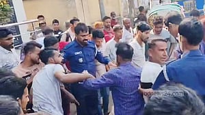 কুমিল্লায় পুলিশের হাত কামড়ে পালালেন আসামি, আটক ৬