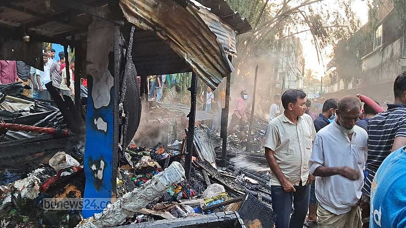 উখিয়ায় মার্কেটে আগুন, দোকান রক্ষা করতে গিয়ে ব্যবসায়ীর মৃত্যু