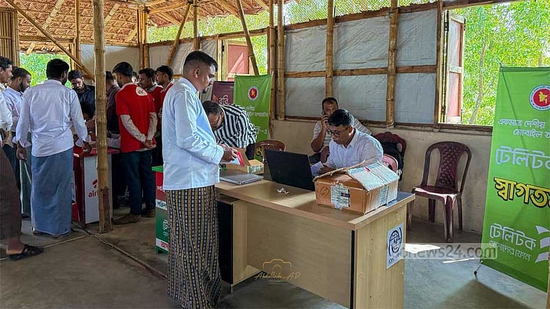 রোহিঙ্গাদের হাতে বৈধ সিম কার্ড দিচ্ছে সরকার