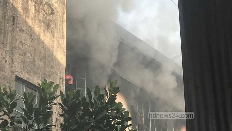 চট্টগ্রামে আগুনে পুড়ছে কম্বলের গুদাম