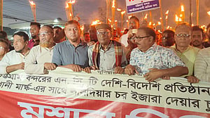 চট্টগ্রাম বন্দর: এনসিটি ও লালদিয়া ইজারার সিদ্ধান্তের প্রতিবাদে মশাল মিছিল