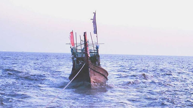 বিকল ট্রলার ভাসছিল সাগরে, উদ্ধার করল নৌবাহিনী