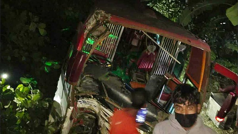 সীতাকুণ্ডে পেছন থেকে ট্রাককে বাসের ধাক্কা, ৫ জন নিহত