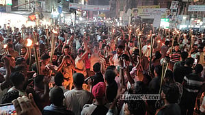 কুমিল্লায় মনোনয়ন বঞ্চিত ইয়াছিন সমর্থকদের মশাল মিছিল