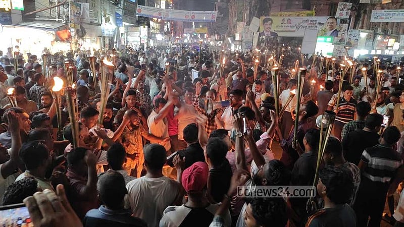 কুমিল্লায় মনোনয়ন বঞ্চিত ইয়াছিন সমর্থকদের মশাল মিছিল