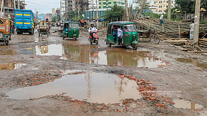 খানাখন্দে ঝুঁকিপূর্ণ সড়ক