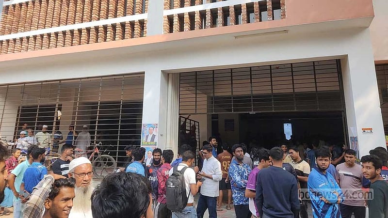 দাবি নতুন ভবনের: কর্মচারীদের ফ্ল্যাটে তালা লাগিয়ে ঢাবি শিক্ষার্থীদের বিক্ষোভ