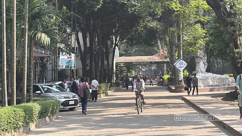 আওয়ামী লীগের কর্মসূচি: ঢাবিতে শিক্ষার্থীদের আনাগোণা কম