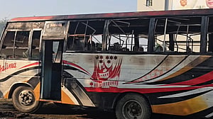 ধামরাইয়ে দাঁড়িয়ে থাকা বাসে আগুন