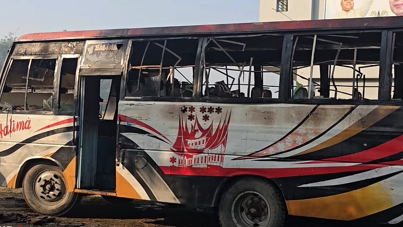 ধামরাইয়ে দাঁড়িয়ে থাকা বাসে আগুন