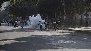 ৩২ নম্বরে পুলিশ-সেনার লাঠিচার্জ ও সাউন্ড গ্রেনেড নিক্ষেপ, বুলডোজার ফেলে পালিয়েছে চালক