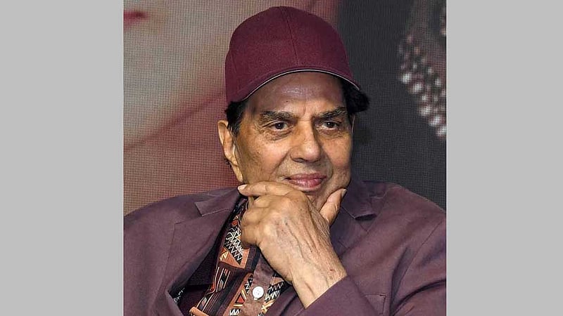 ধর্মেন্দ্র মৃত্যুর খবর ‘গুজব’ বললেন মেয়ে এশা, ক্ষুব্ধ হেমা মালিনী
