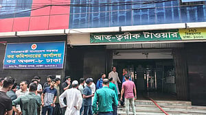সেগুনবাগিচায় বহুতল ভবনে আগুন
