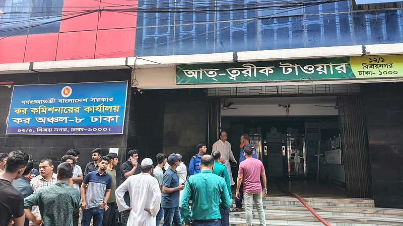সেগুনবাগিচায় বহুতল ভবনে আগুন