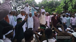 এবতেদায়ী শিক্ষকদের যমুনা অভিমুখে লং মার্চ আটকাল পুলিশ
