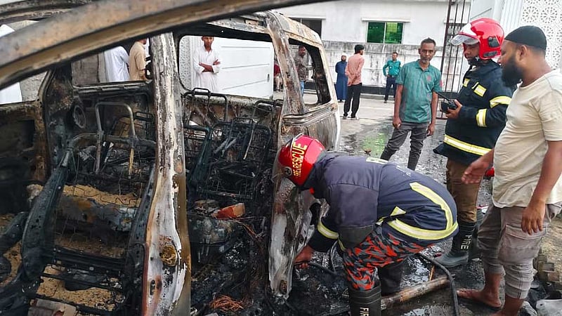 তুরাগে সাবেক এমপির ভাইয়ের বাড়িতে ঢুকে গাড়িতে আগুন
