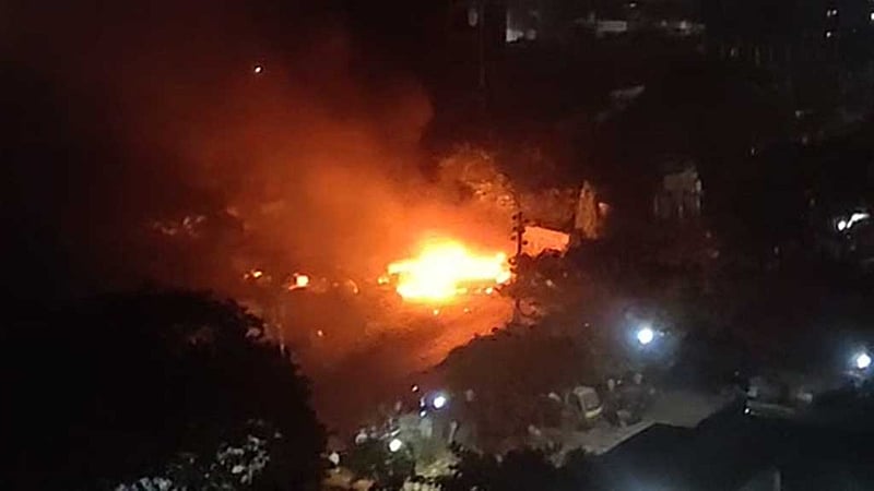 মোহাম্মদপুরে গ্যারেজের আগুনে ‘নাশকতা’ দেখছে পুলিশ