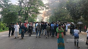 ফরিদপুরের ভাঙ্গায় টায়ার জ্বালিয়ে-গাছ ফেলে সড়ক অবরোধ