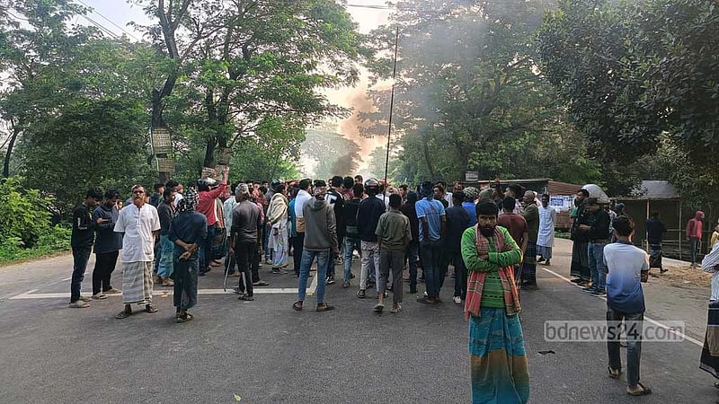 ফরিদপুরের ভাঙ্গায় টায়ার জ্বালিয়ে-গাছ ফেলে সড়ক অবরোধ