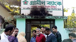 গাজীপুরে গভীর রাতে গ্রামীণ ব্যাংকে পেট্রোল বোমা নিক্ষেপ