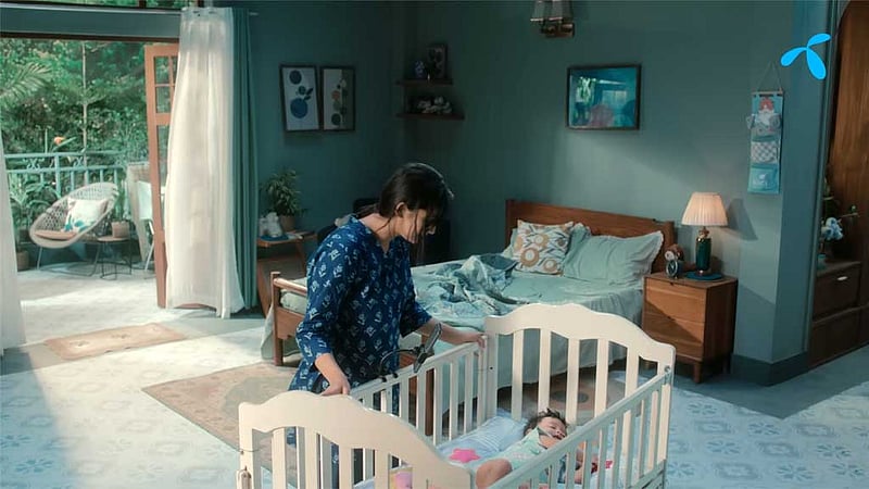 একটি বিজ্ঞাপন, অসংখ্য প্রশ্ন—শিশুর ভবিষ্যৎ কি তবে স্ক্রিনেই?