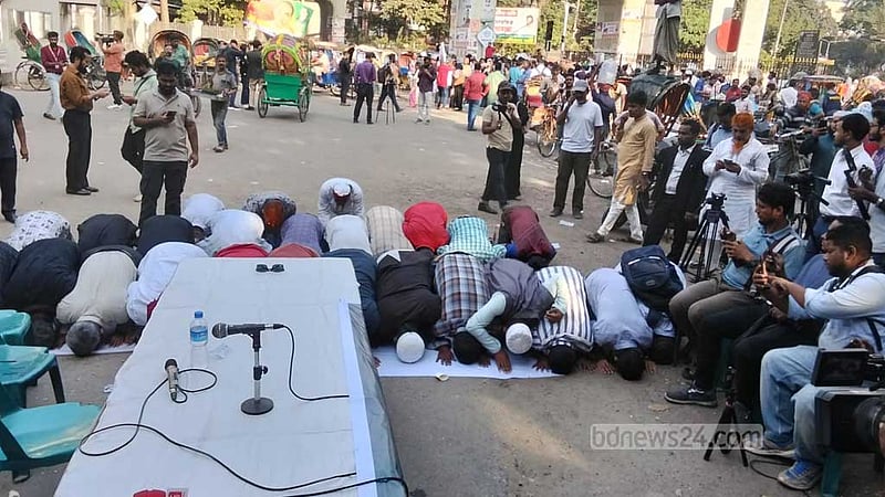 হাসিনার মৃত্যুদণ্ড: উচ্ছ্বাস, সেজদা ও মোনাজাত