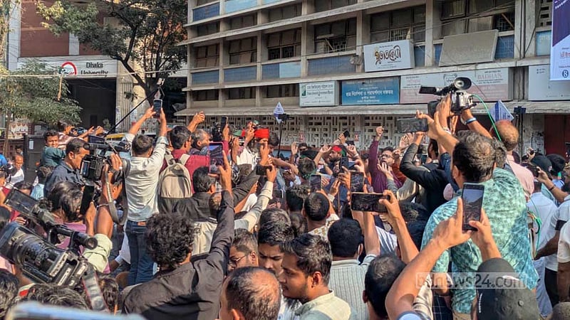 হাসিনার মৃত্যুদণ্ডে টিএসসিতে মিষ্টি বিতরণ, আনন্দ মিছিল
